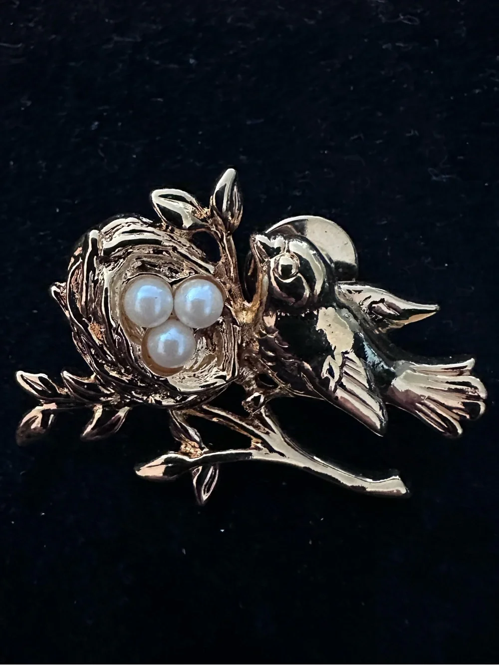 V148- vintage Gold-Tone Bird & Nest Brooch with Pearl Eggs